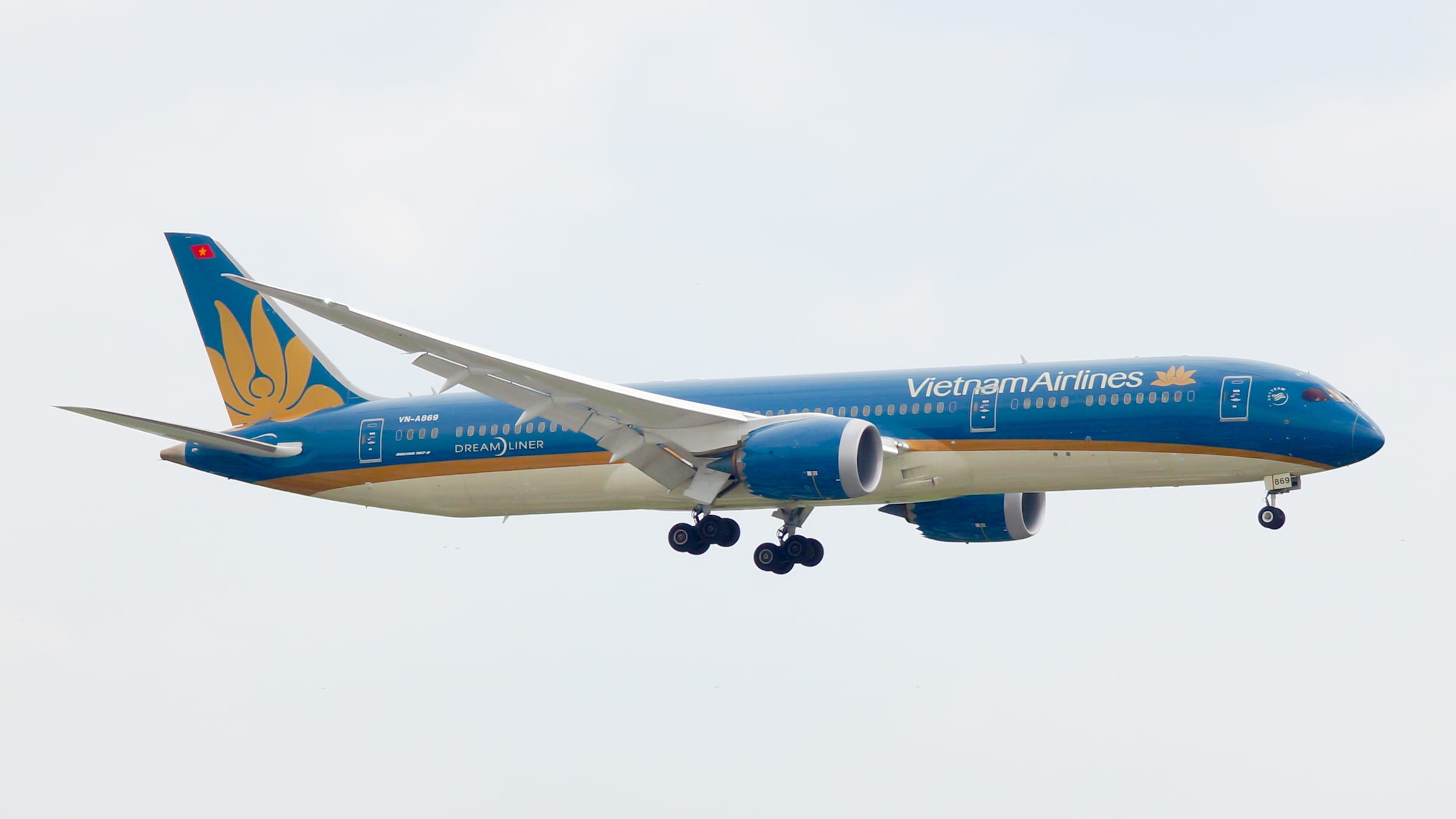 A Vietnam Airlines Boeing 787-9 on approach to Saigon's Tan Son Nhat airport